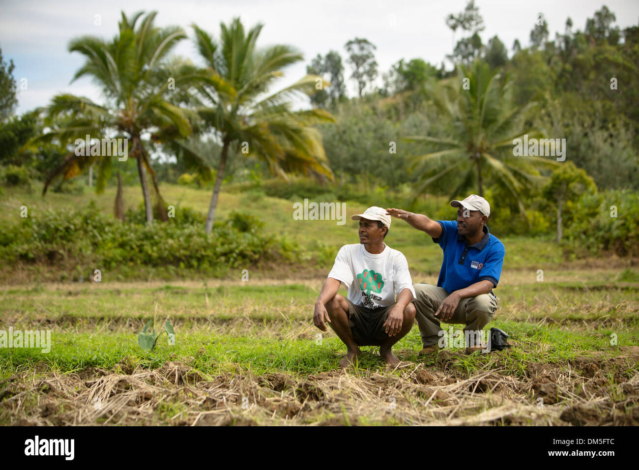 Una Ong locale lavoratore parla con un imprenditore circa la riduzione del rischio di calamità nelle Fenerive Est distretto, Madagascar. Foto Stock