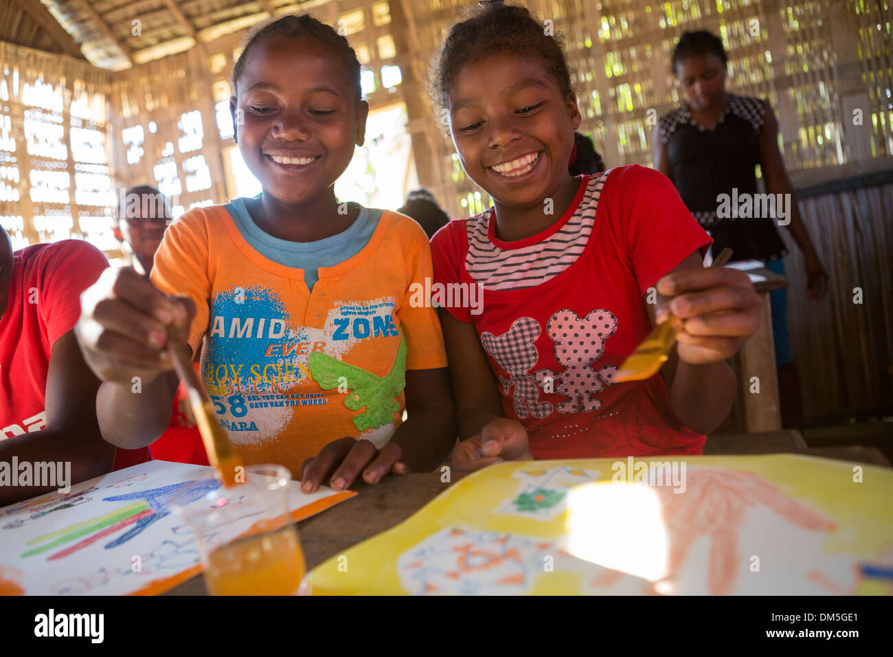 Le ragazze in classe d'arte in Vatomandry distretto, Madagascar. Foto Stock