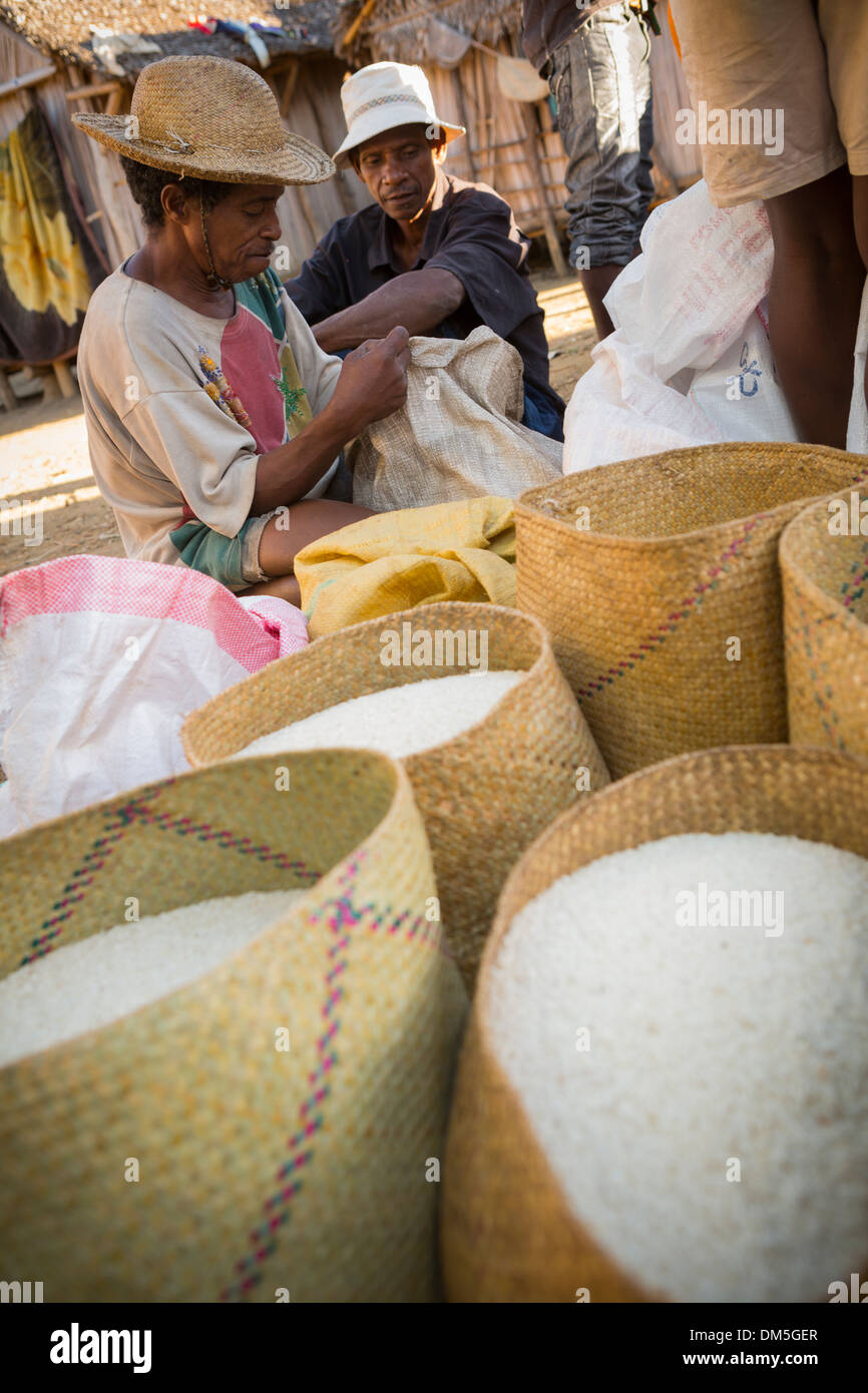 La distribuzione di aiuti alimentari - Vatomandry distretto, Madagascar. Foto Stock