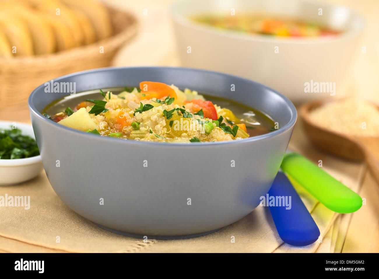 Quinoa vegetariano zuppa di carota, patata, sedano, zucca, porri e pomodoro, cosparsa di prezzemolo e scalogno Foto Stock