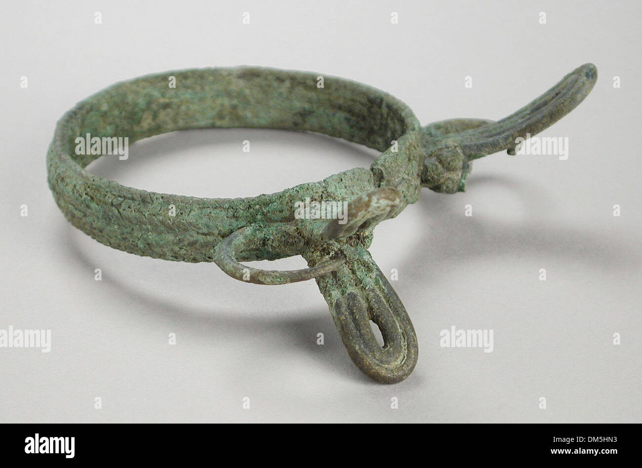 Questo bracciale ha la forma di una libellula e presenta dettagli intricati che mettono in risalto le ali e il corpo dell'insetto. Realizzato con metalli preziosi, combina design ispirato alla natura con raffinata maestria artigianale, creando un gioiello delicato ma di grande impatto. Foto Stock