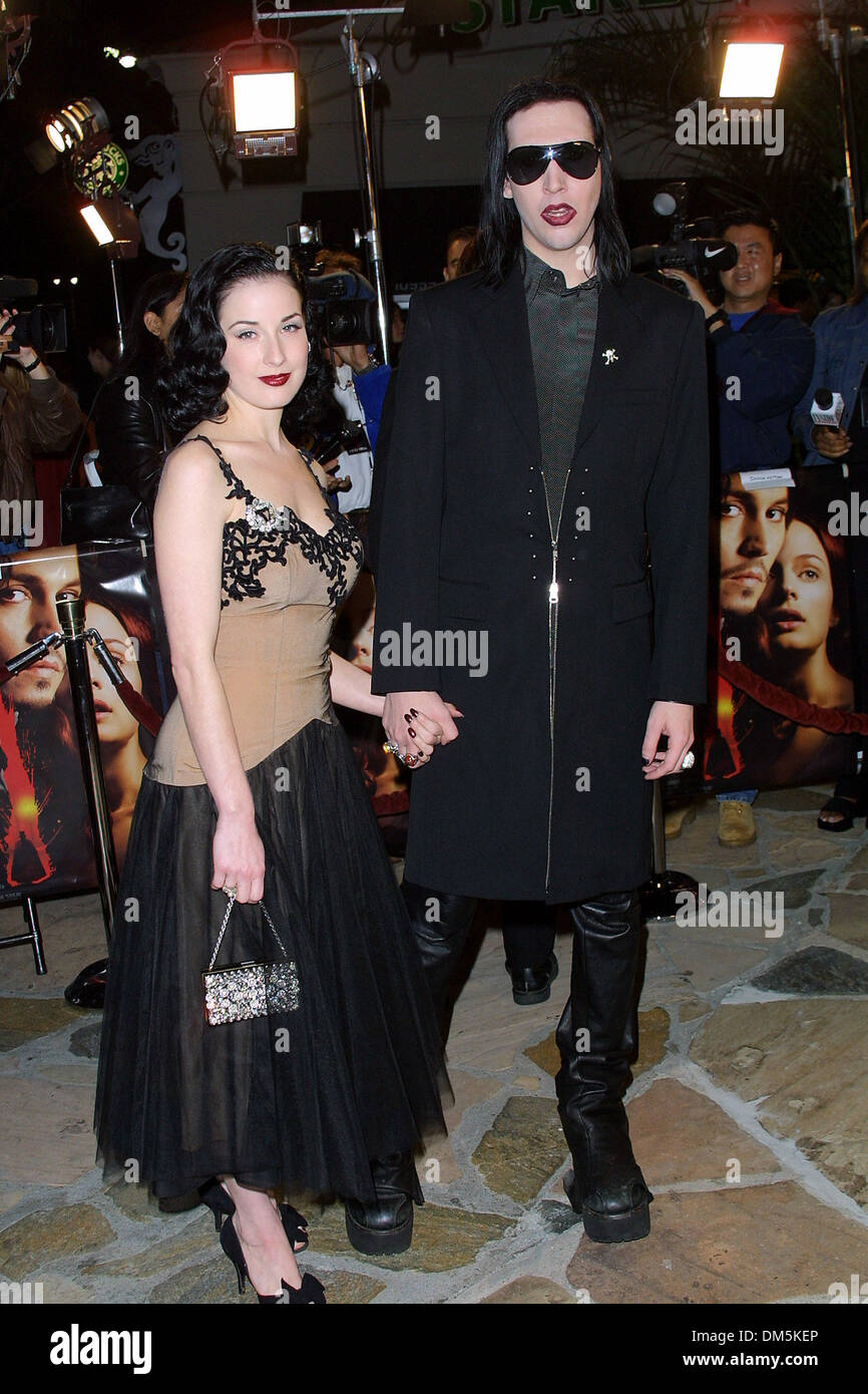 Ottobre 17, 2001 - DALL INFERNO .PREMIERE AL MANN VILLAGE THEATERE LA..Marilyn Manson & DITTA. FITZROY BARRETT / 10-17-2001 K23117FB (D)(Immagine di credito: © Globo foto/ZUMAPRESS.com) Foto Stock
