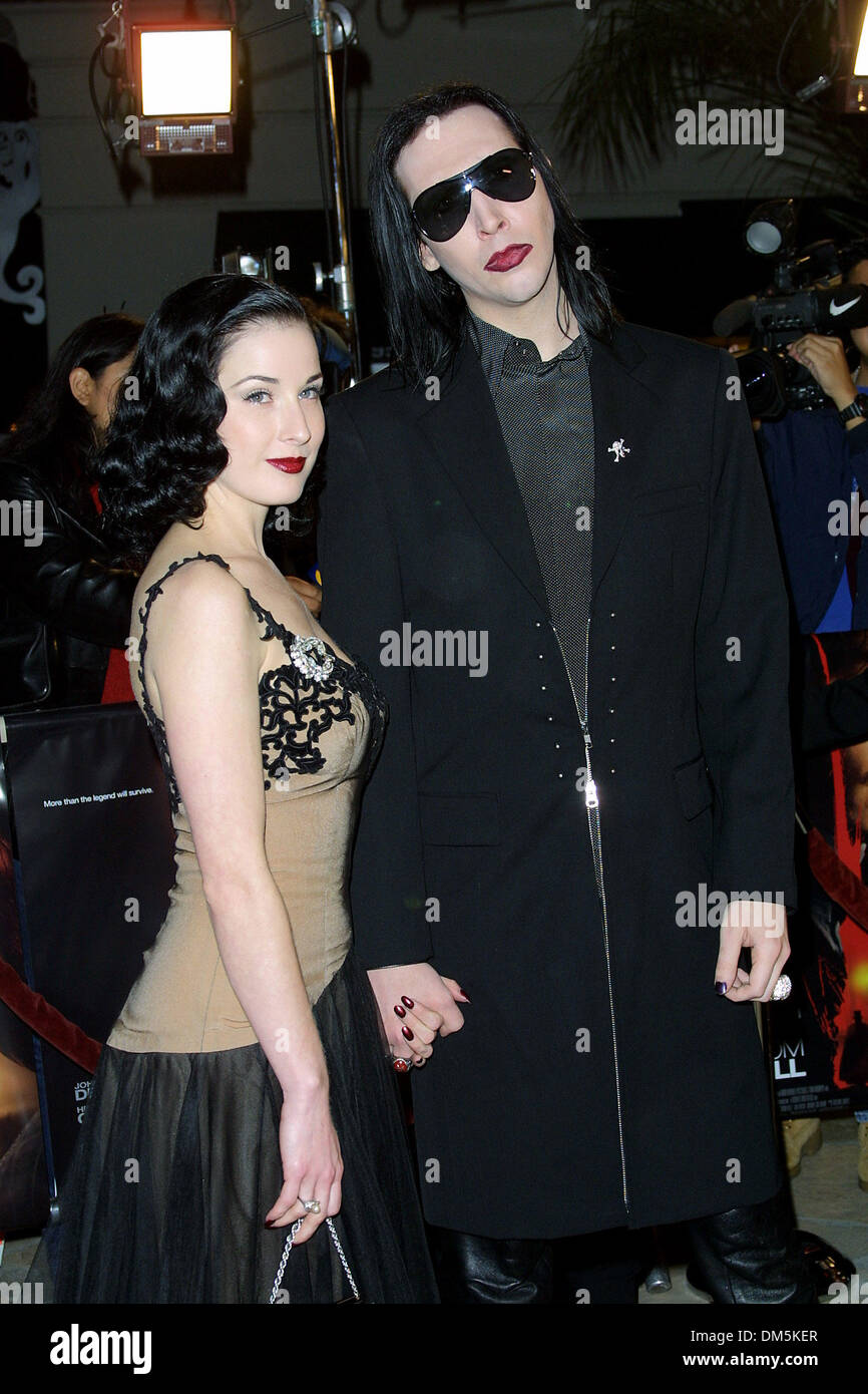 Ottobre 17, 2001 - DALL INFERNO .PREMIERE AL MANN VILLAGE THEATERE LA..Marilyn Manson & DITTA. FITZROY BARRETT / 10-17-2001 K23117FB (D)(Immagine di credito: © Globo foto/ZUMAPRESS.com) Foto Stock