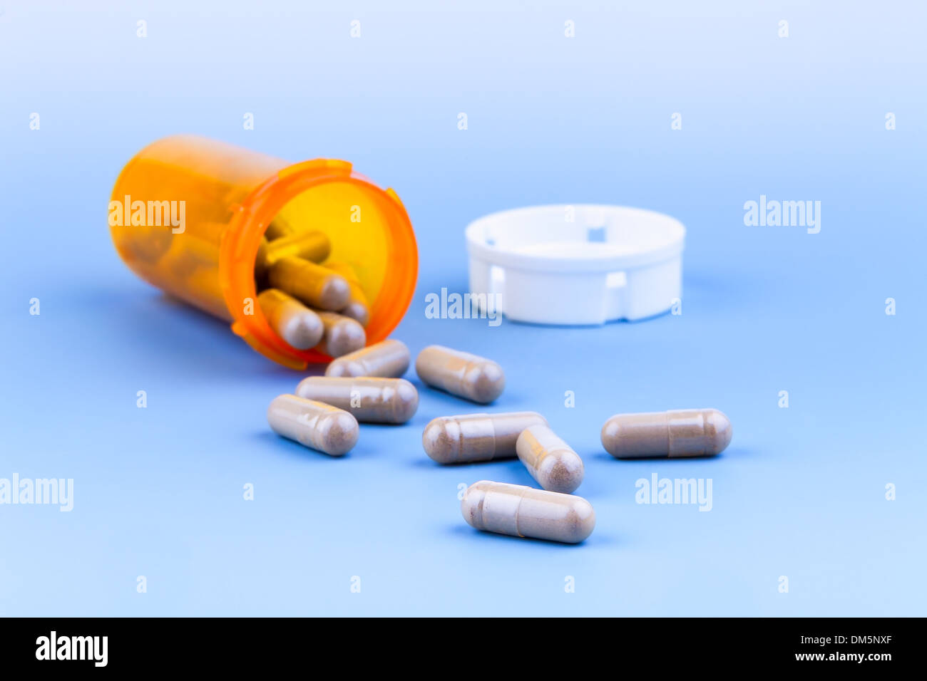 Pila di prescrizione pillole con bottiglia di pillole in background Foto Stock