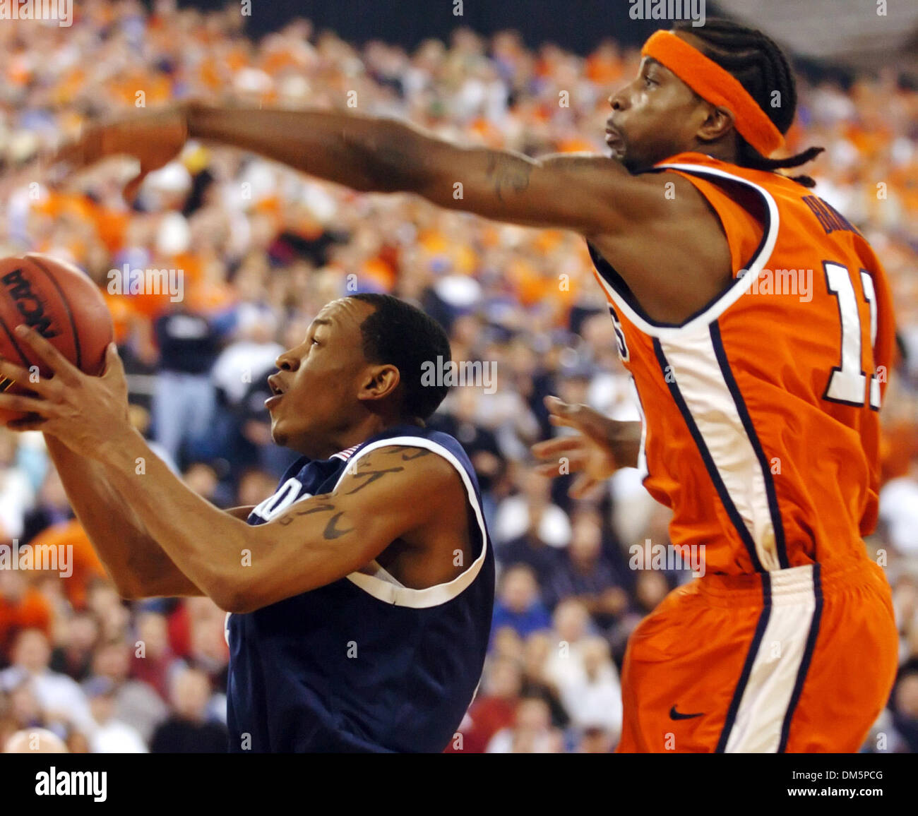 Mar 19, 2005; Indianapolis NEGLI STATI UNITI; Dee Brown di Illinois difende del Nevada Kyle Sciloh nella prima metà di loro NCAA Mens secondo round gioco al RCA Dome di Indianapolis. Foto Stock