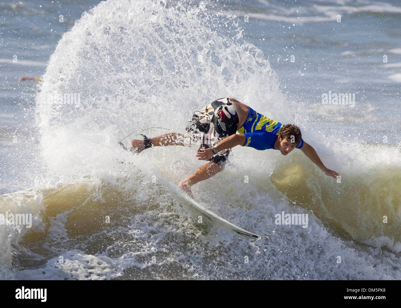 Mar 27, 2005; Durban, KZN, SUD AFRICA; Top South African junior surfer e WQS diruttori DANIEL REDMAN (Umdloti, KZN) (foto) catturato il primo WQS Lizzard Nandos Surf Pro Open Mens titolo a DurbanÕs nuovo molo di oggi. Redman superò 100 del Sud AfricaÕs top surfers di vincere il titolo e noi , 500 in premi in denaro. Runner up è andato a Matteo Kruger (Durban) con Brandon Jackson (Dur Foto Stock