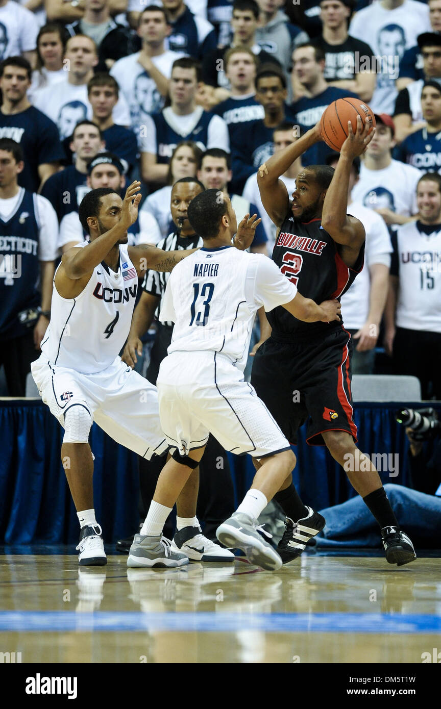 Gen 29, 2010 - Storrs, Connecticut, Stati Uniti d'America - Louisville G Preston Knowles (2) è doppio collaborato dal Connecticut F Jamal Coombs-McDaniel (4) e G Shabazz Napier (13). Louisville sconfigge Connecticut 79 - 78 in doppia le ore di lavoro straordinario a Gampel Pavilion. (Credito Immagine: © Geoff Bolte/Southcreek globale/ZUMAPRESS.com) Foto Stock