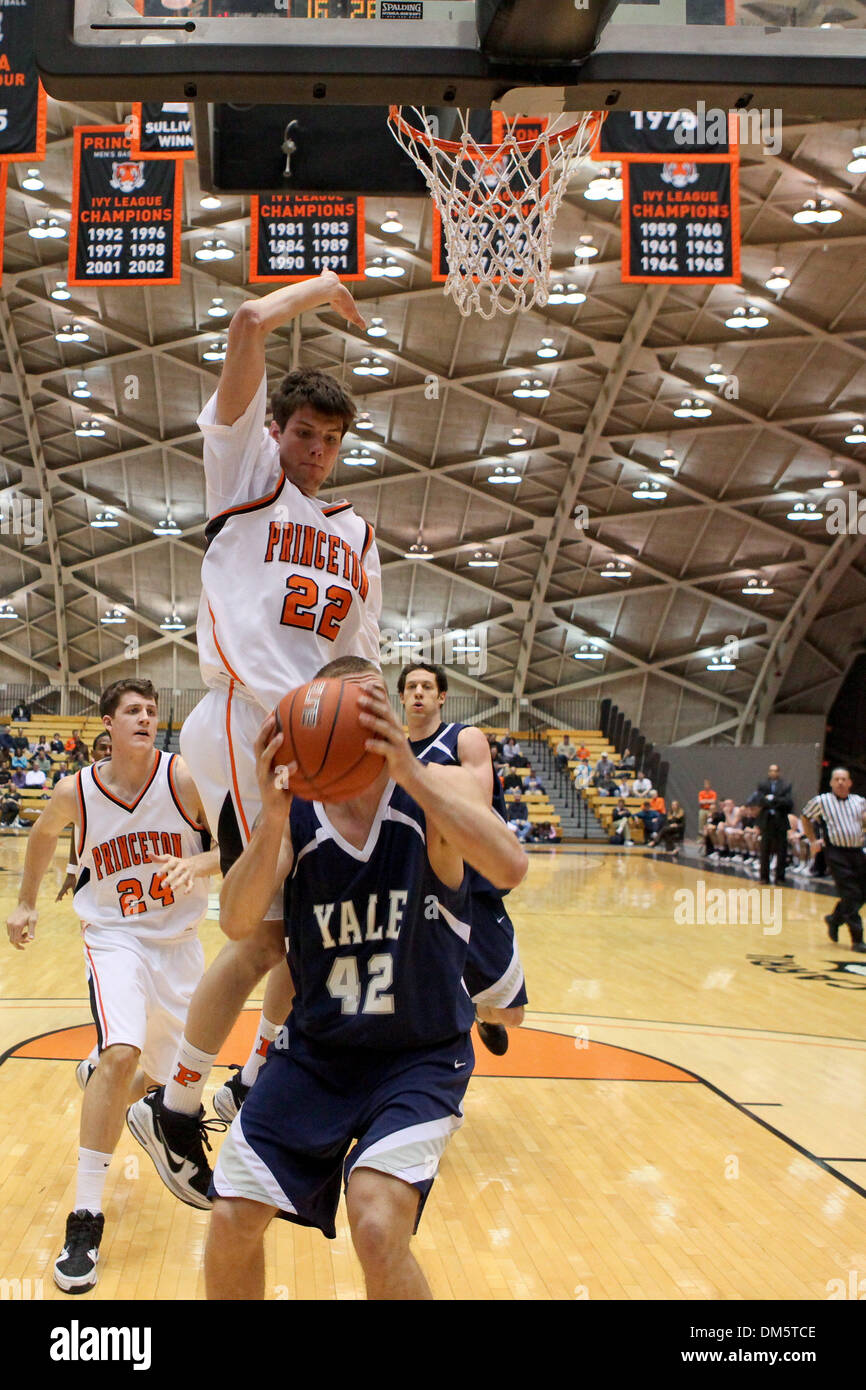 Febbraio 19, 2010 - Princeton, New Jersey, Stati Uniti - 19 Febbraio 2010: Princeton avanti Patrick Saunders #22 difende contro Yale avanti Michael Sands #42 durante la seconda metà del gioco tra la Yale Bulldogs e Princeton Tigers tenutasi presso la palestra Jadwin a Princeton, New Jersey. Princeton sconfitto Yale 82-58. .Credito: Alan Maglaque / Southcreek Global (credito Foto Stock