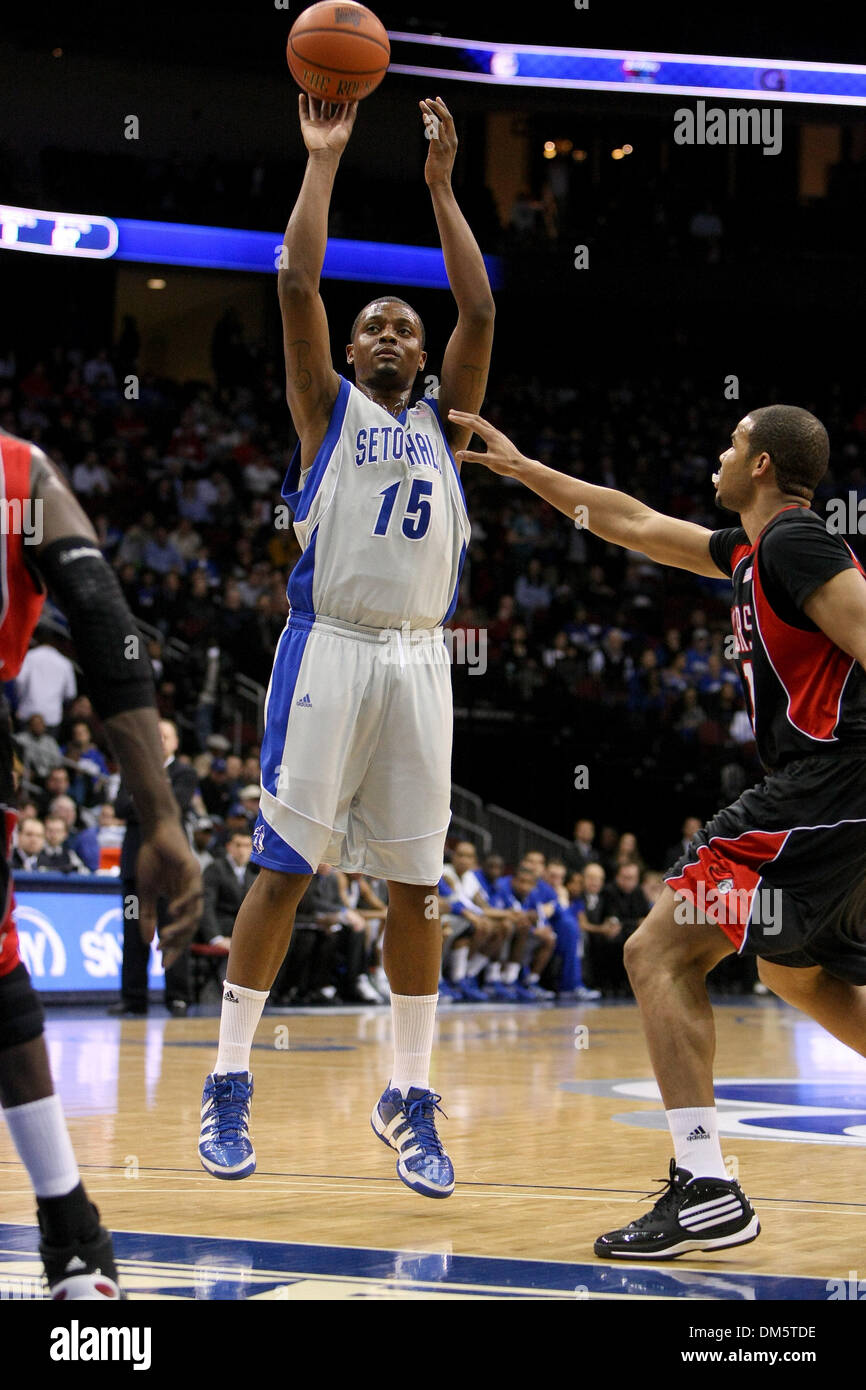 Febbraio 23, 2010 - Newark, New Jersey, Stati Uniti - 23 Febbraio 2010: Seton Hall avanti Herb Papa #15 tenta un 2 punto cestello durante la prima metà del gioco tenutasi a Prudential Center a Newark, New Jersey. Il Seton Hall Pirates conduce la Rutgers Scarlet Knights 44 - 29 a metà..Mandatory Credit: Alan Maglaque / Southcreek globale di credito (Immagine: © Southcreek globale/ZUMApress.com) Foto Stock