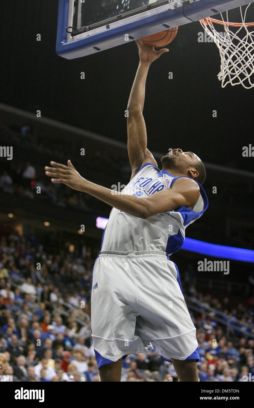 Febbraio 23, 2010 - Newark, New Jersey, Stati Uniti - 23 Febbraio 2010: Seton Hall di protezione/avanti Robert Mitchell #23 rigidi per il cestello durante la prima metà del gioco tenutasi a Prudential Center a Newark, New Jersey. Il Seton Hall Pirates conduce la Rutgers Scarlet Knights 44 - 29 a metà..Mandatory Credit: Alan Maglaque / Southcreek globale di credito (Immagine: © Southcreek globale/ZUMApres Foto Stock