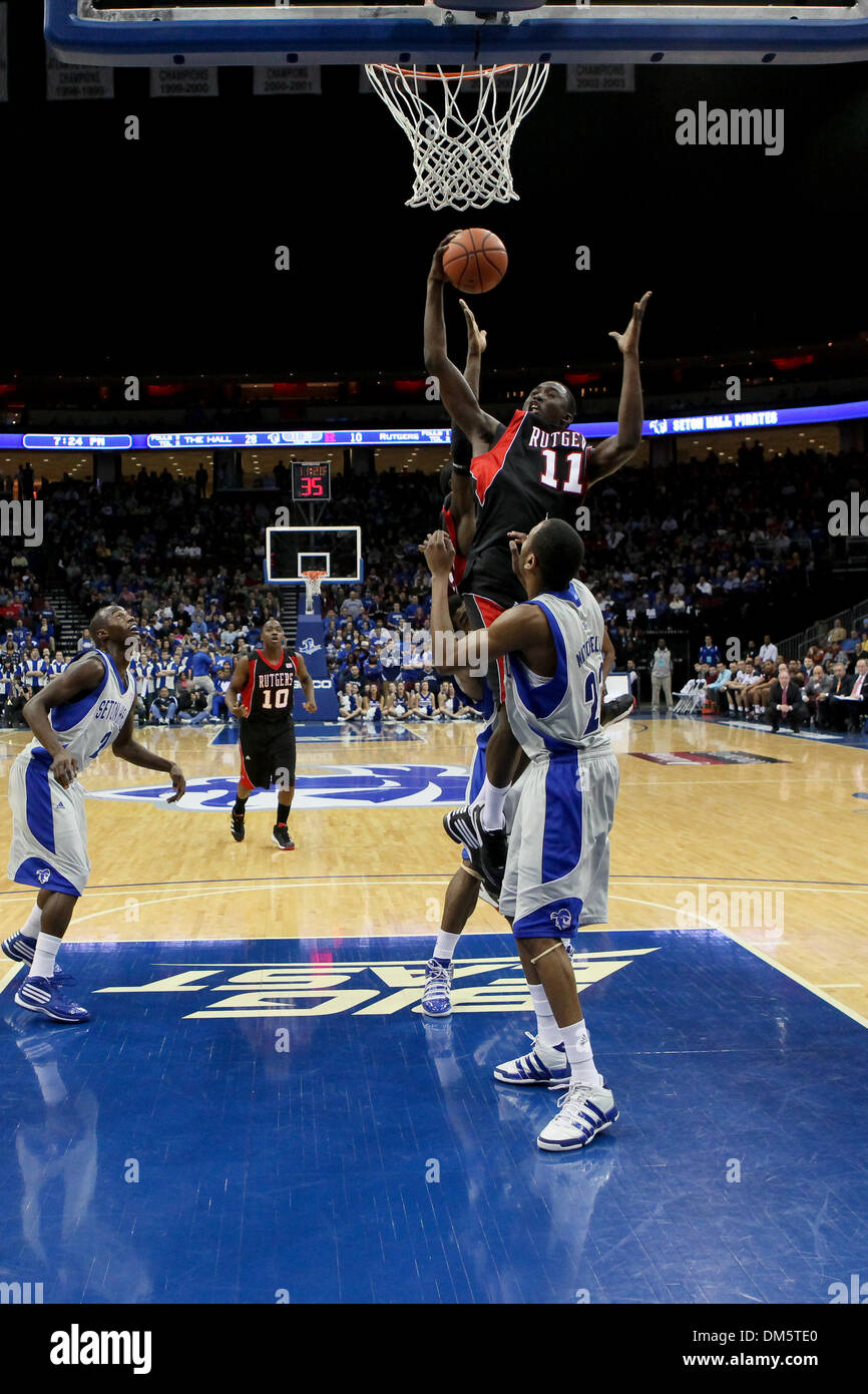 Febbraio 23, 2010 - Newark, New Jersey, Stati Uniti - 23 Febbraio 2010: Rutgers avanti Dane Miller #11 aziona la corsia contro Seton Hall di protezione/avanti Robert Mitchell #23 durante la prima metà del gioco tenutasi a Prudential Center a Newark, New Jersey. Il Seton Hall Pirates conduce la Rutgers Scarlet Knights 44 - 29 a metà..Mandatory Credit: Alan Maglaque / Southcreek Global (credito Foto Stock