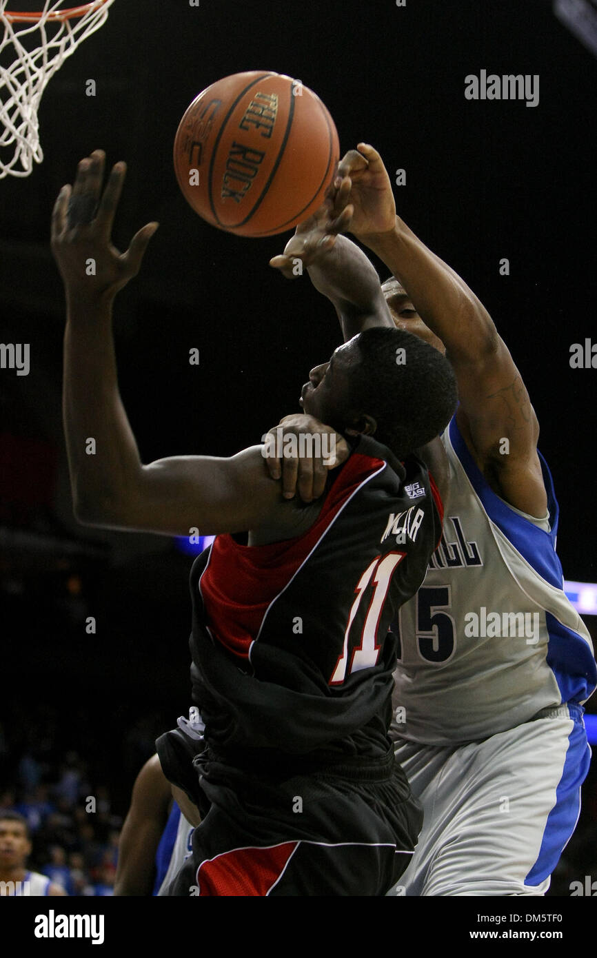 Febbraio 23, 2010 - Newark, New Jersey, Stati Uniti - 23 Febbraio 2010: Rutgers avanti Dane Miller #11 è imbrattata di Seton Hall avanti Herb Papa #15 come egli tenta un cestello durante la seconda metà del gioco tenutasi a Prudential Center a Newark, New Jersey. Il Seton Hall Pirates ha sconfitto la Rutgers Scarlet Knights 76 - 70..Mandatory Credit: Alan Maglaque / Southcreek globale di credito (immagine: Foto Stock
