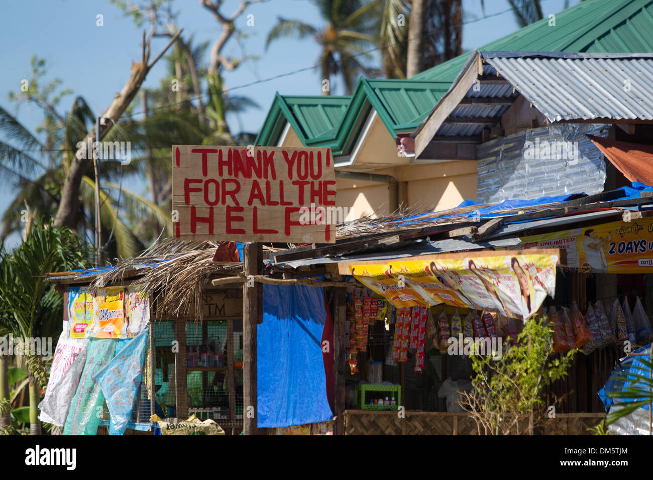 Daanbantayan, Cebu, Filippine. Undicesimo Dec, 2013. Un segno inviato ad un piccolo negozio di alimentari in Daanbantayan ringraziando tutti coloro che hanno dato aiuto a seguito del tifone Haiyan/Yolanda. Credito: galleria immagini2/Alamy Live News Foto Stock