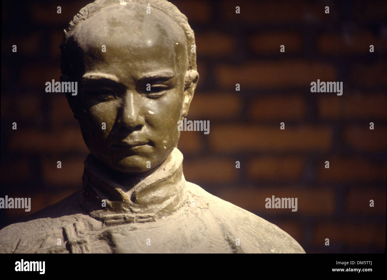 Una scultura di metallo del Dr. Sun Yat-sen collocato nel campus di Guangzhou Accademia delle Belle Arti Foto Stock