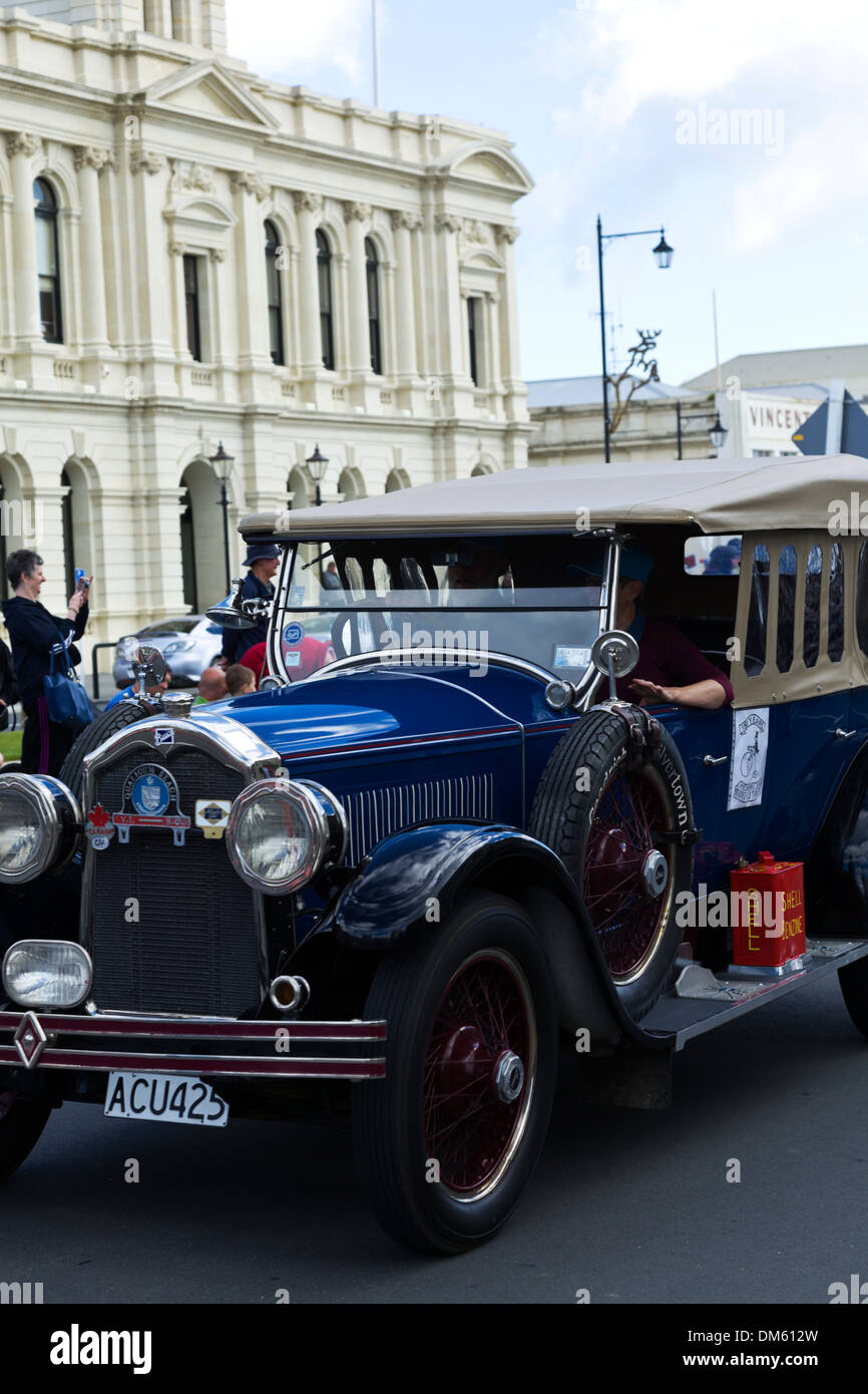 Un vintage Buick rigidi giù per la strada principale di Oamaru durante la parata annuale Foto Stock