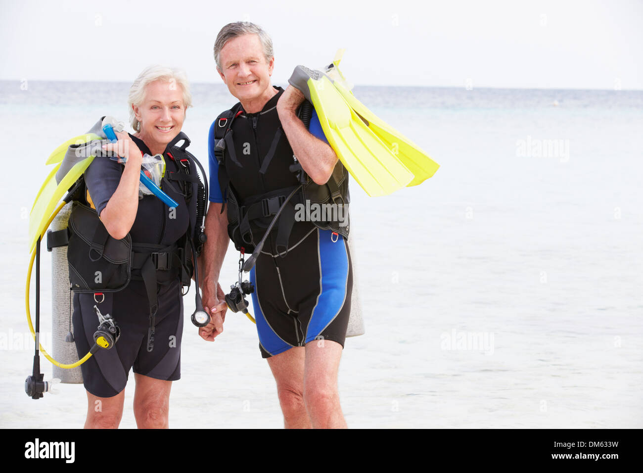 Coppia senior con attrezzatura subacquea godendo di vacanza Foto Stock