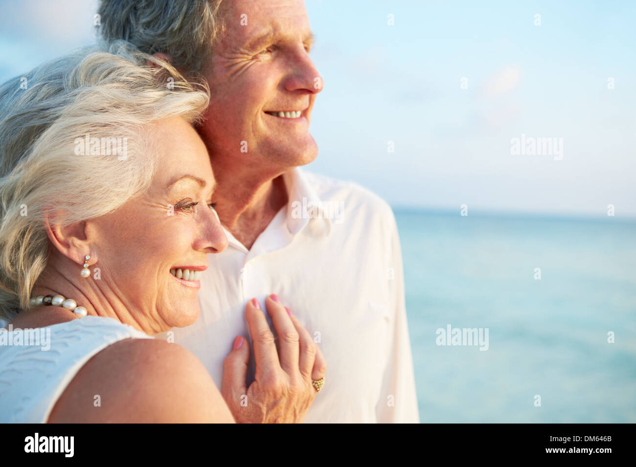 Coppia senior Sposarsi in spiaggia cerimonia Foto Stock