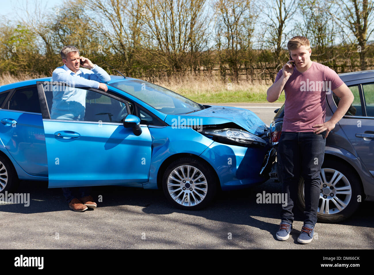 Autista rendendo telefonata dopo incidente stradale Foto Stock