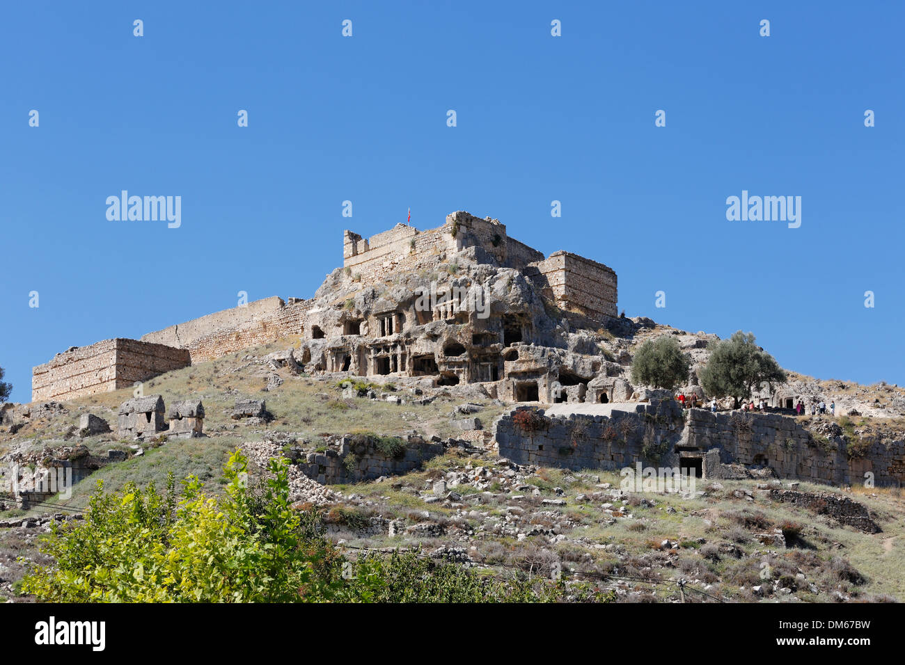 Acropoli con Lycian tombe di roccia e fortezza, antica città di Tlos nella valle Xanthos, Muğla Provincia, Lycia, Egeo Foto Stock