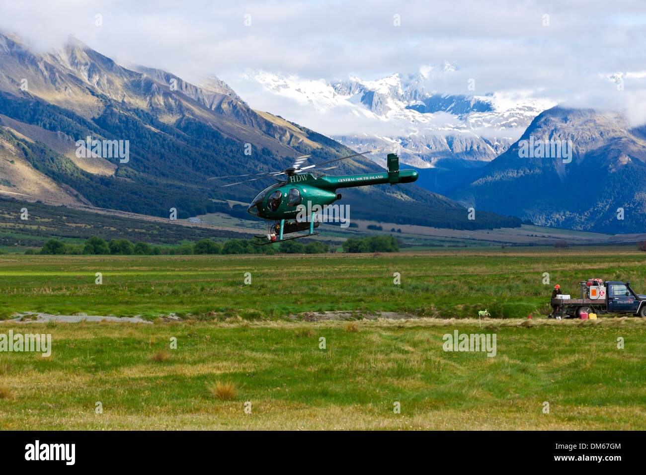 Un elicottero decolla a spruzzare le piante invasive nella valle di Ahuriri Foto Stock