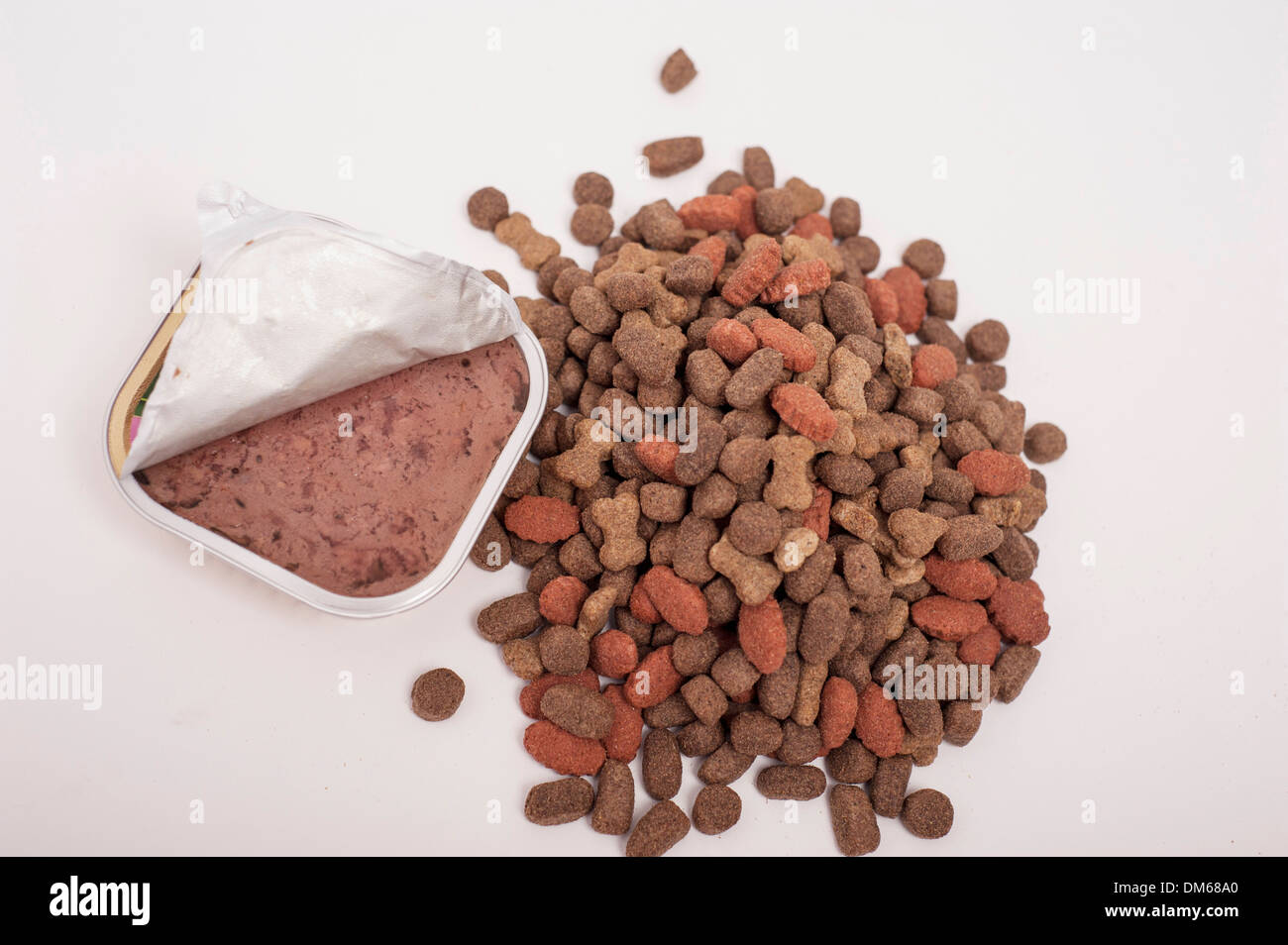 Cibo per cani alimento umido e cibo secco Foto Stock