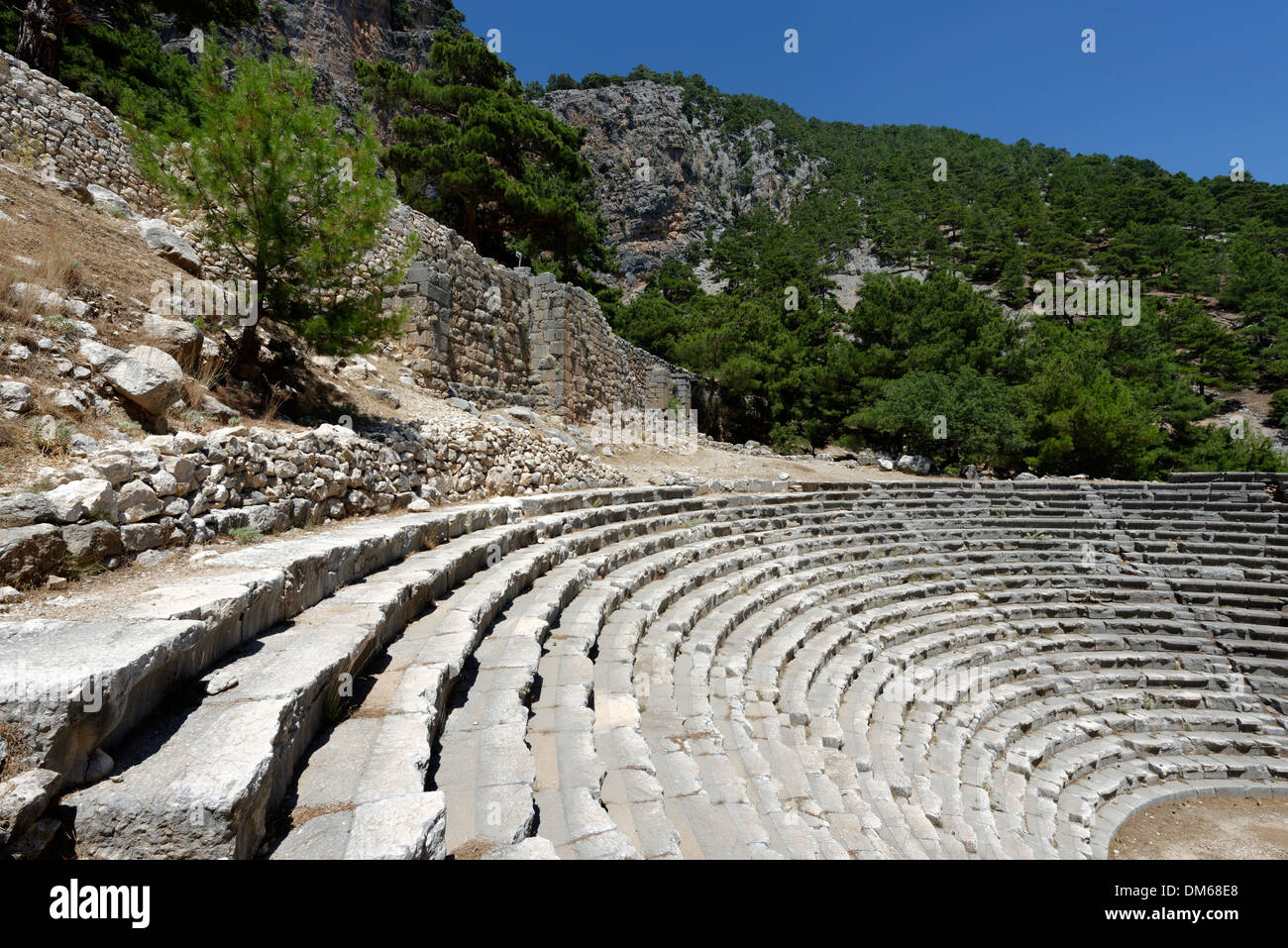 Il Greco antico in stile Teatro ellenistico al Lycian città di Arykanda, nella provincia di Antalya del sud della Turchia. Foto Stock