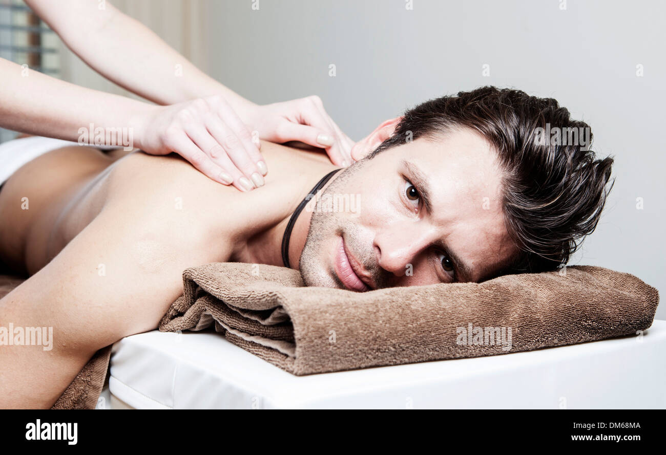 Uomo di essere massaggiato Foto Stock