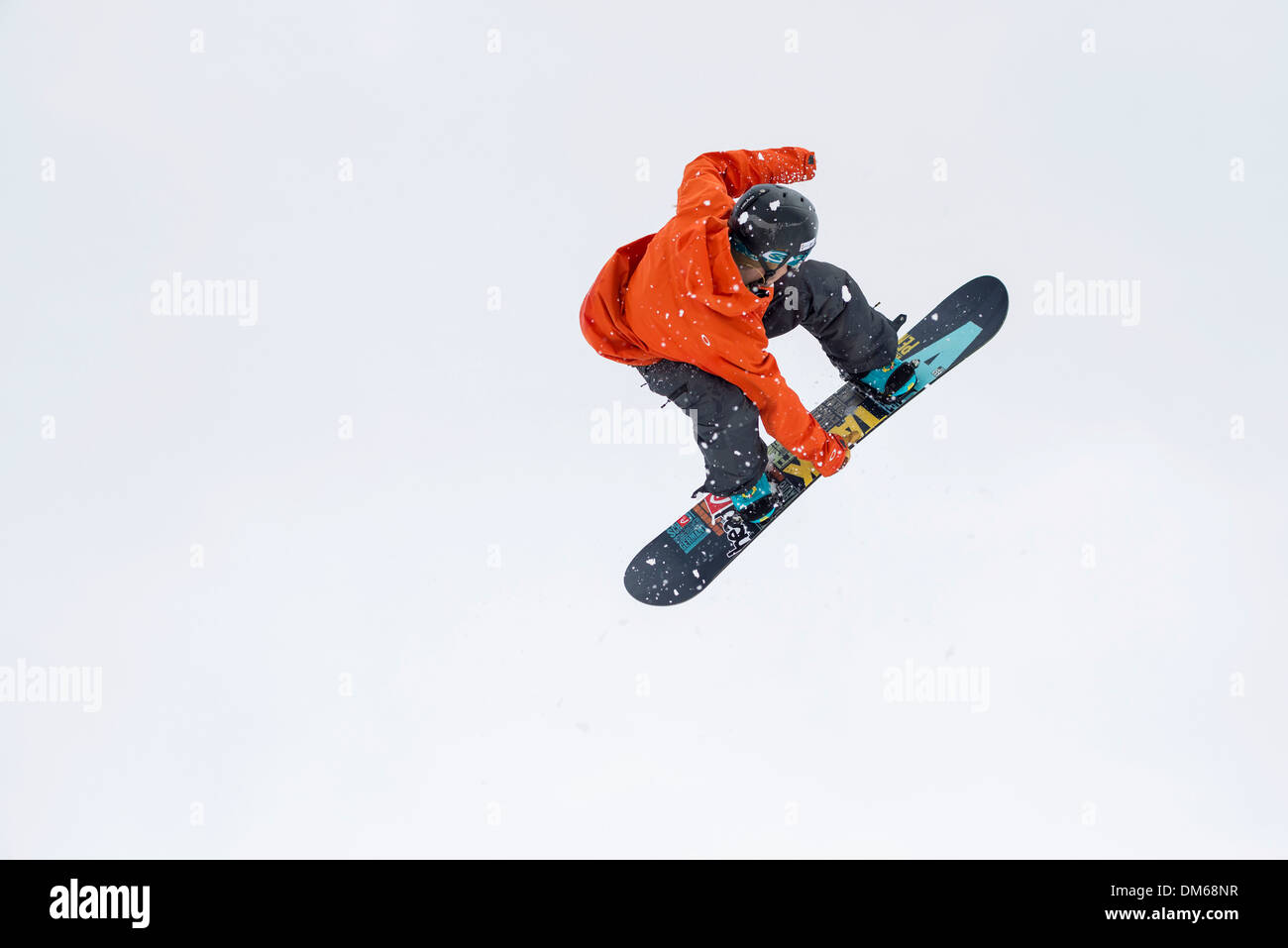 Sciatore Trick Jumping, nella parte anteriore del Monte Eiger, Mürren, Oberland bernese, il Cantone di Berna, Svizzera Foto Stock