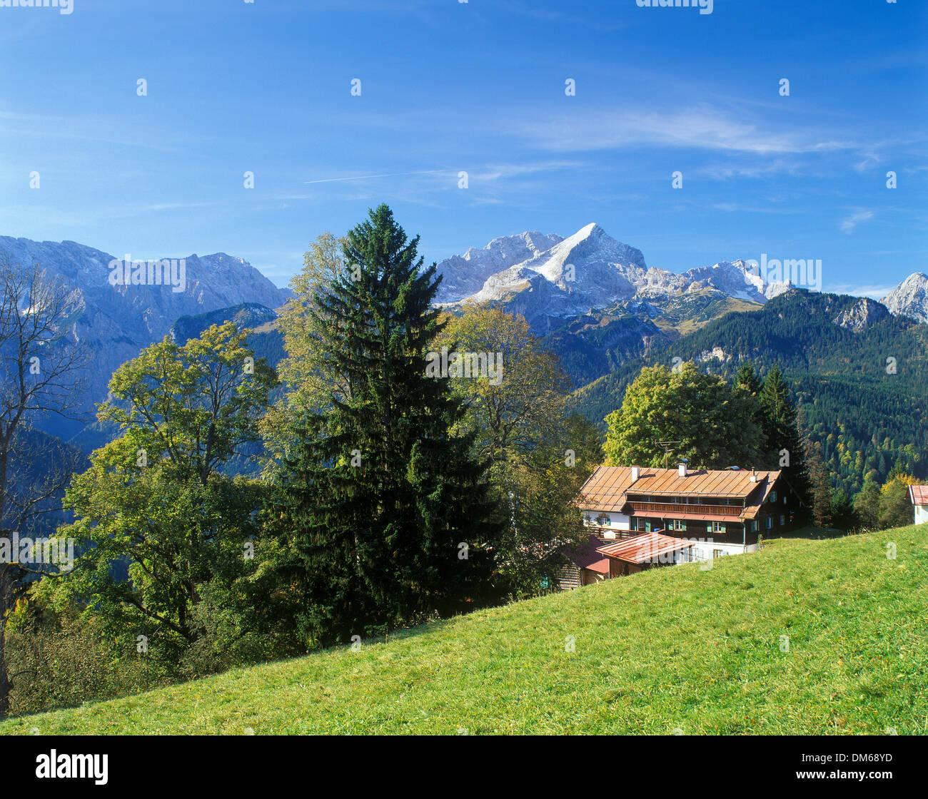Gasthof Eckbauer guesthouse di fronte Alpspitze montagna, montagne del Wetterstein, Alta Baviera, Baviera, Germania Foto Stock
