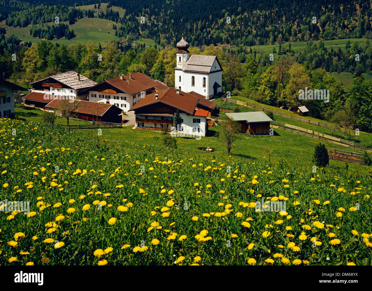 Townscape di Wamberg, montagne del Wetterstein, Alta Baviera, Baviera, Germania Foto Stock