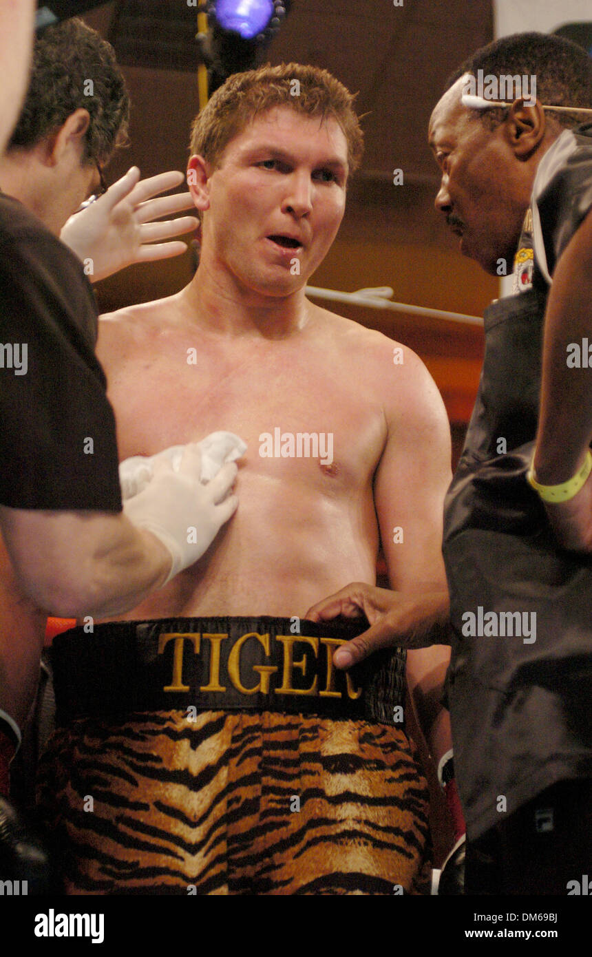 Dic 09, 2004; Temecula, CA, Stati Uniti d'America; Boxer VASSILIY JIROV è sconfitto da Michael Moorer in un nono round TKO per vincere la WBA America del Nord e la WBC Continental Americas Heavyweight Championship cinghia. Lo scontro è stato tenuto al Pechanga Resort and Casino e trasmessa dal vivo su "Il Best Damn Sports Show periodo". Foto Stock