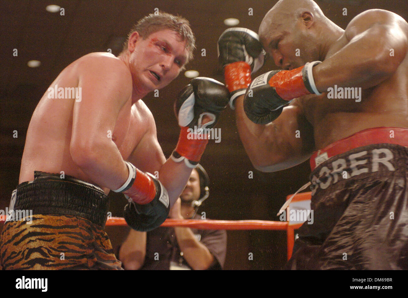 Dic 09, 2004; Temecula, CA, Stati Uniti d'America; Boxer MICHAEL MOORER (R) sconfitte VASSILIY JIROV in un nono round TKO per vincere la WBA America del Nord e la WBC Continental Americas Heavyweight Championship cinghia. Lo scontro è stato tenuto al Pechanga Resort and Casino e trasmessa dal vivo su "Il Best Damn Sports Show periodo". Foto Stock