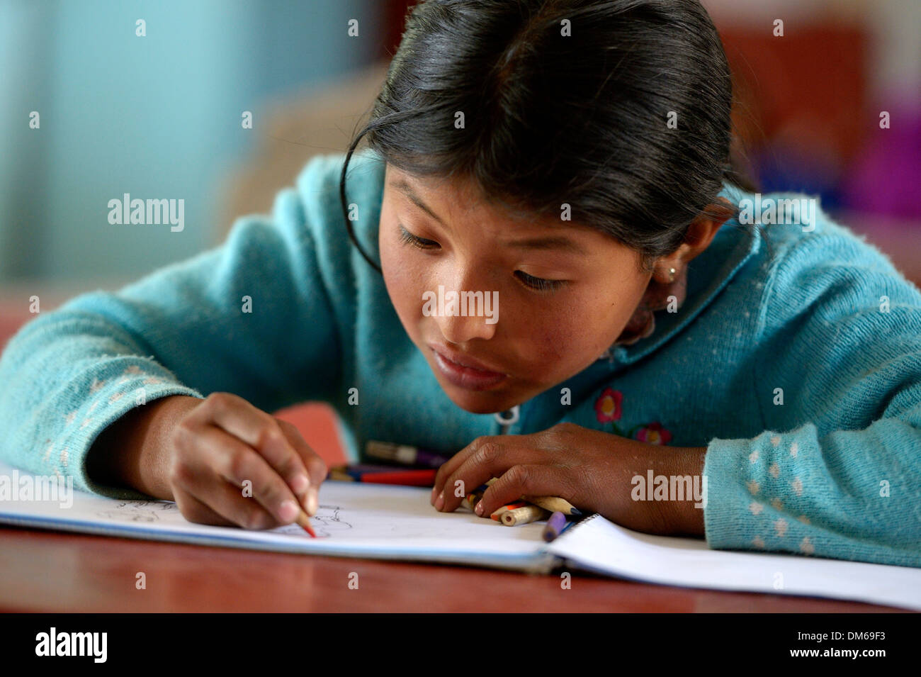 Ragazza a scuola, Unione Potrero, Quispillacta, Ayacucho, Perù Foto Stock