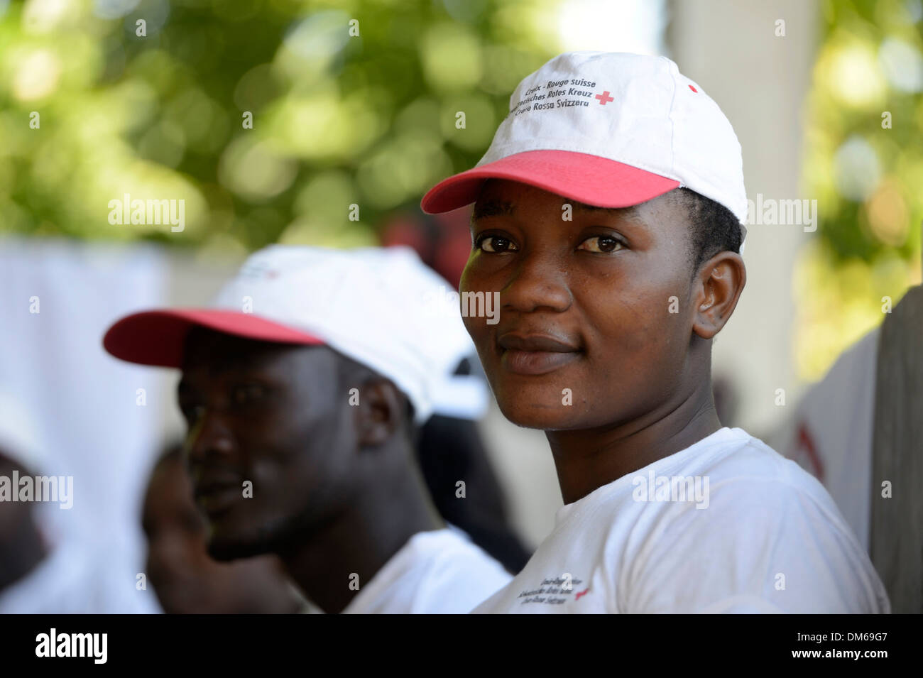 Giovane donna per partecipare a una sessione di allenamento per il soccorso in caso di catastrofe di lavoratori presso la Croce Rossa, Palmiste-a-Vin, Léogâne, Haiti Foto Stock