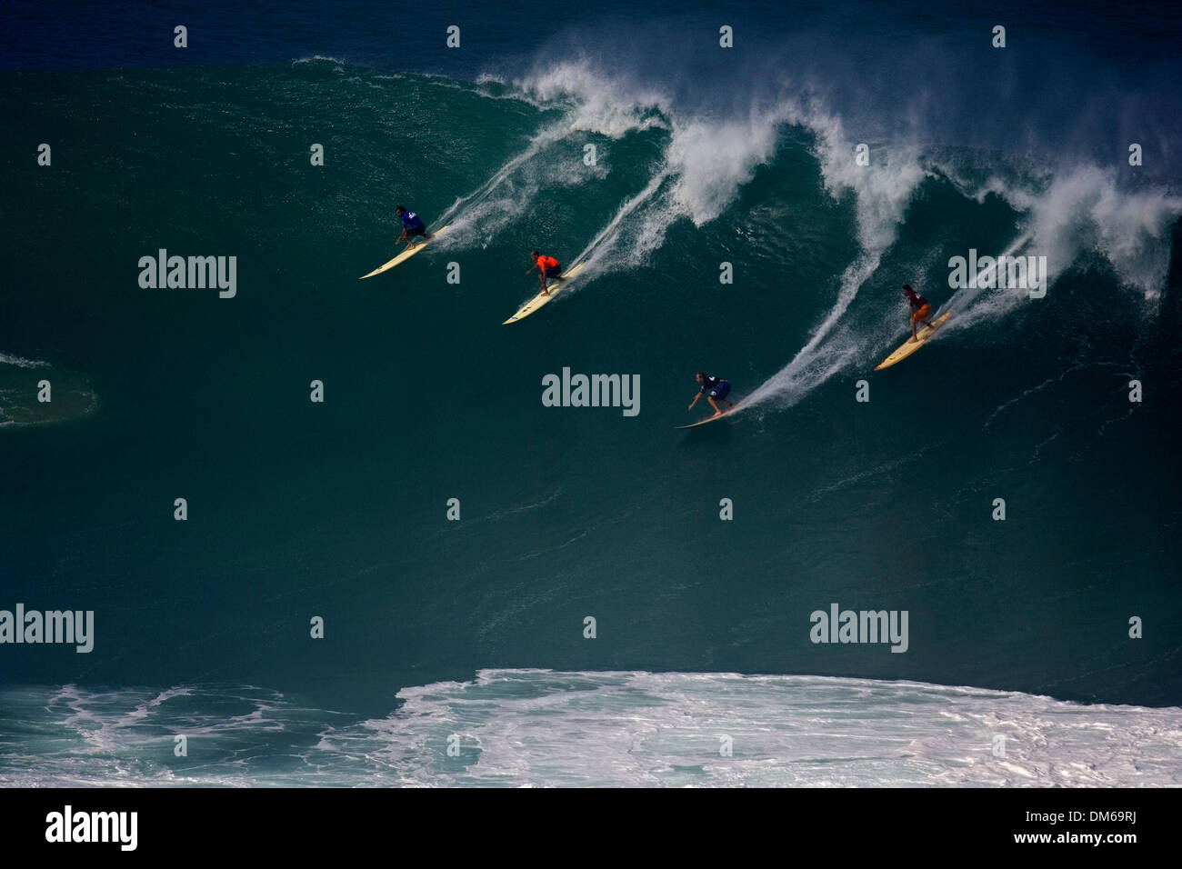 Dic 16, 2004; Waimea Bay, HI, USA; TONY RAY, Kelly Slater, Ross Williams e DARYL 'FLEA' VITROSKO drop in enormi al Quiksilver Eddie Aikau Big Wave Invitational contest. Foto Stock