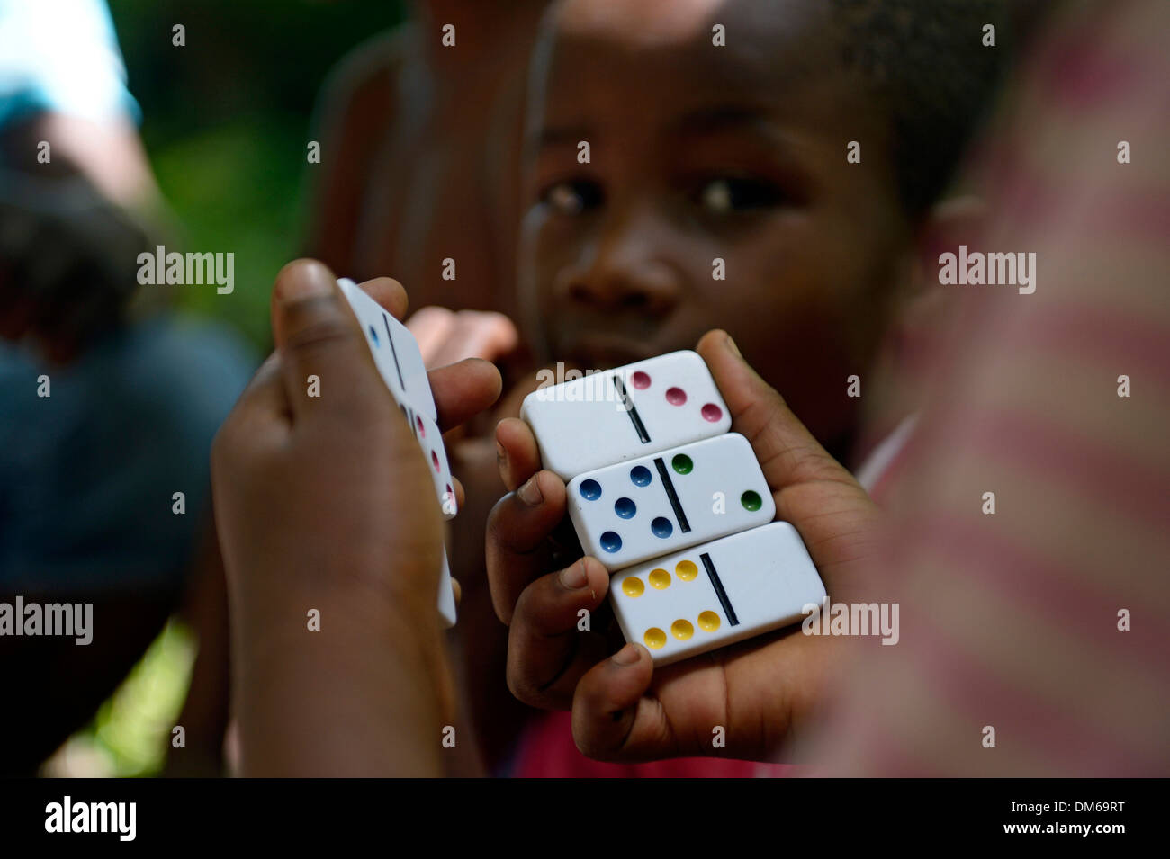 Bambini che giocano domino, Tchawa, Léogâne, Haiti Foto Stock