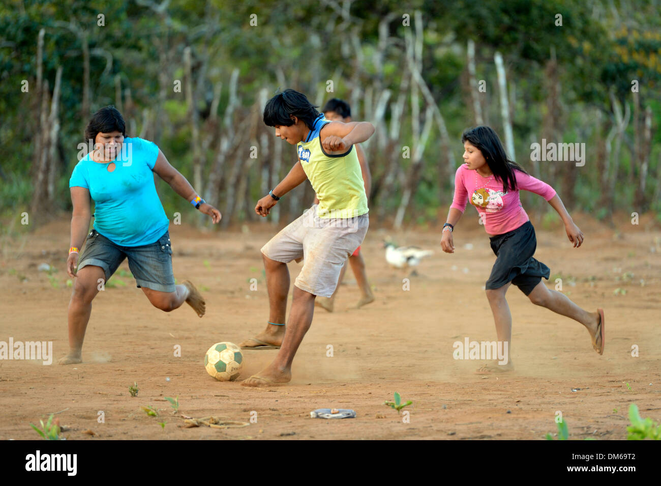 Giovani degli indigeni popolo Xavante giocando a calcio, villaggio di Tres Rios vicino Sangradouro, Primavera do Leste Foto Stock