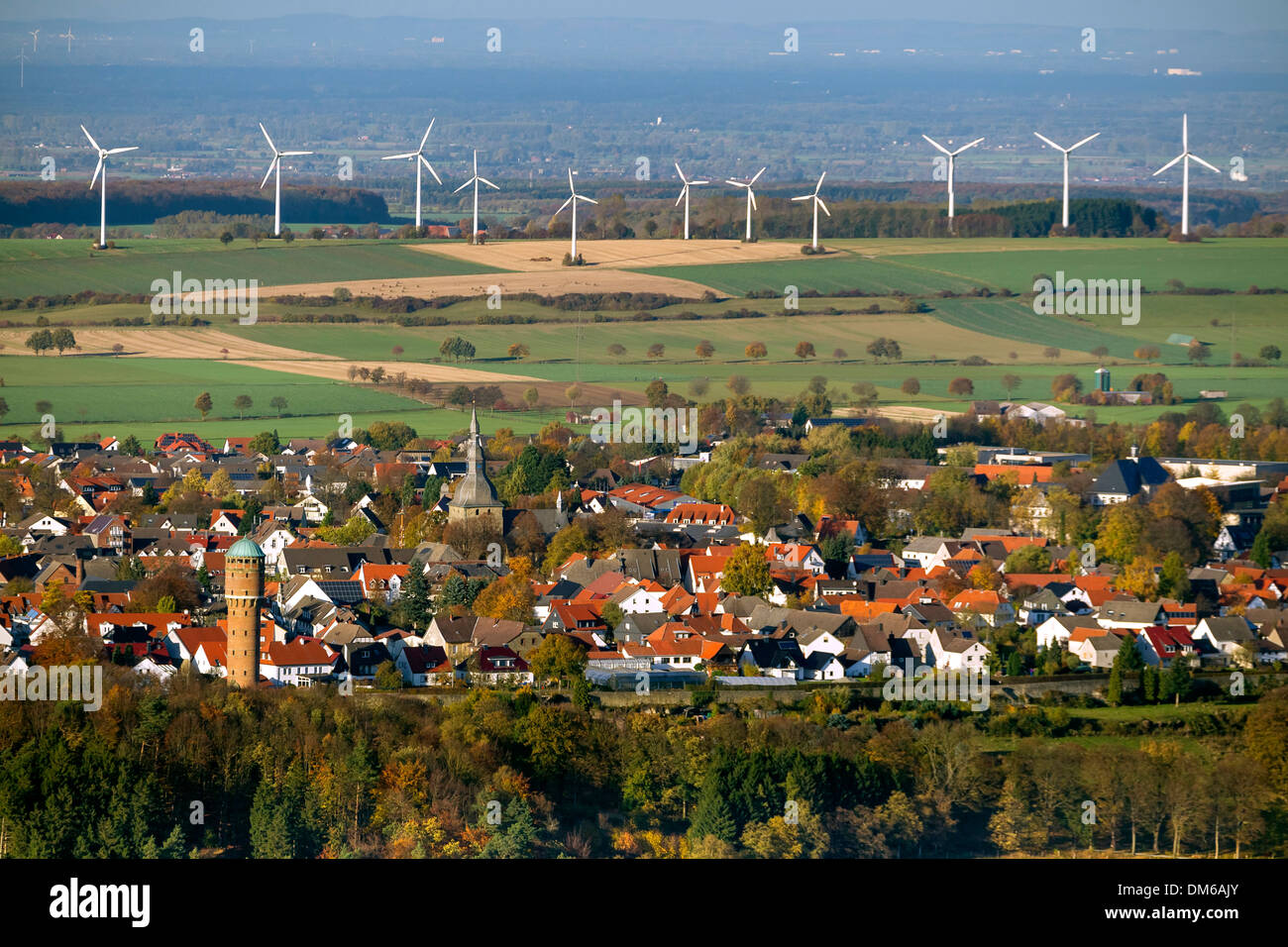 Città di Rüthen con wind power station su Soester Haarstrang ridge, area di Sauerland, Nord Reno-Westfalia, Germania Foto Stock