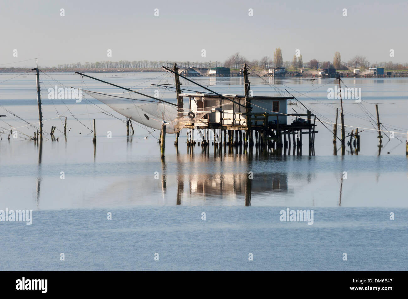 Capanna di pesca in una laguna, con riflessioni, Delta del Po, Comacchio, Emilia Romagna, Italia Foto Stock