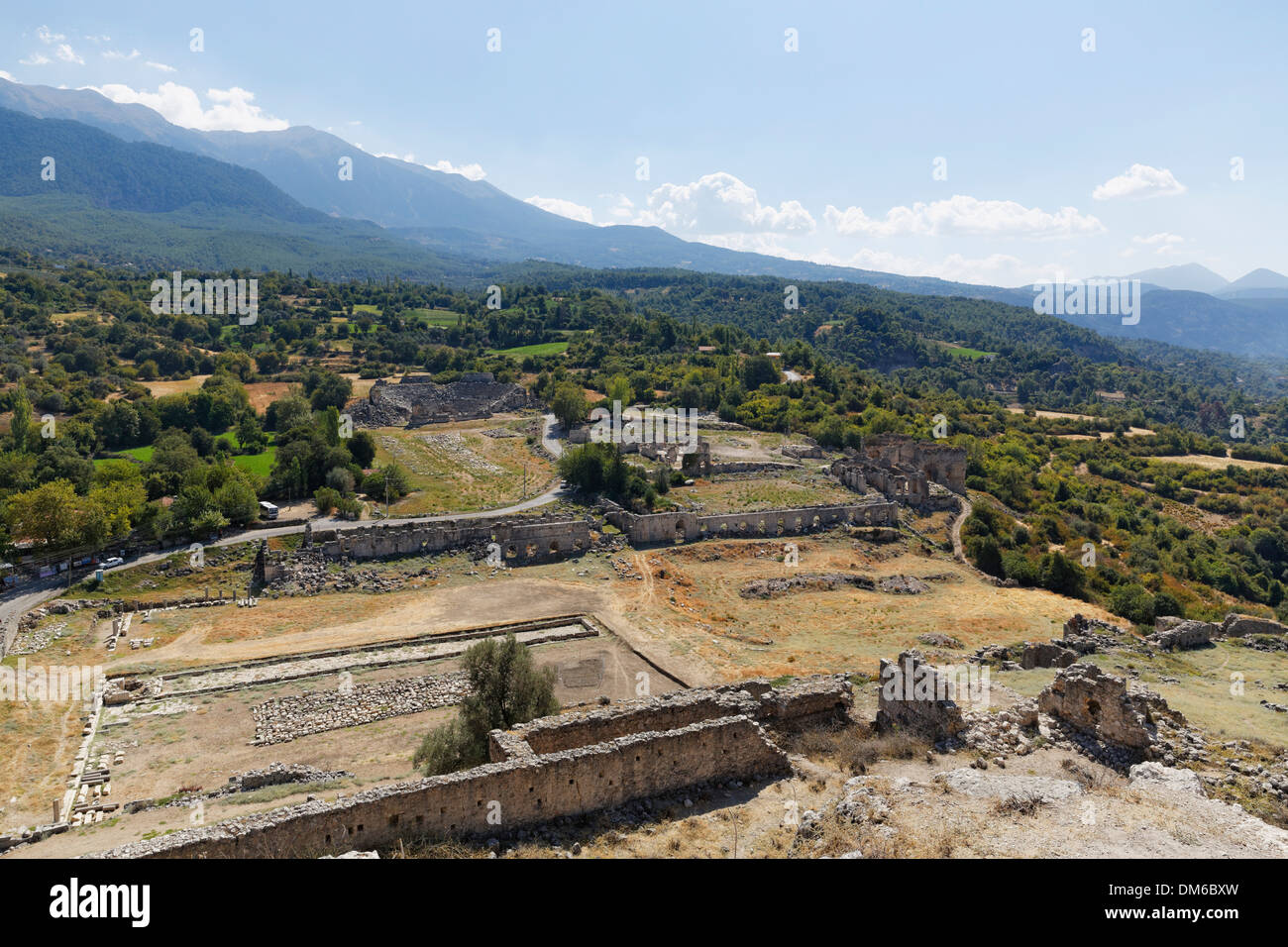 Parte romana con Stadium e il teatro, antica città di Tlos nella valle Xanthos, Muğla Provincia, Lycia, Egeo, Turchia Foto Stock