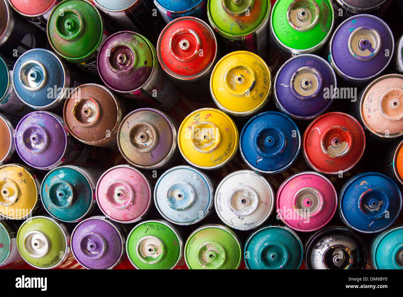 Colorate bombolette di vernice spray Foto stock - Alamy