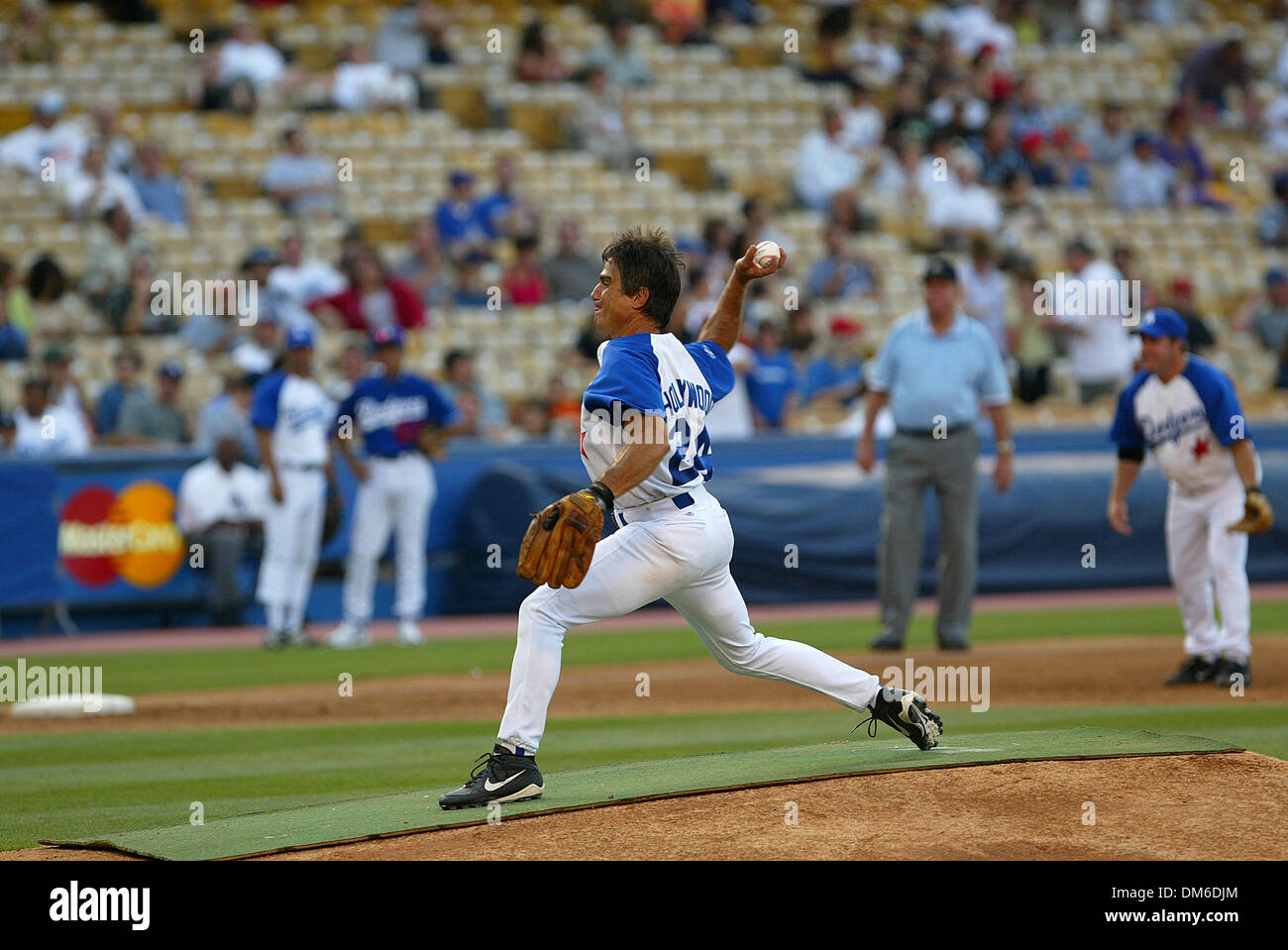 Il 10 agosto 1902 - Los Angeles, California - stelle di Hollywood Baseball gioco.A il Dodger Stadium di Los Angeles, CA.TONY DANZA. FITZROY BARRETT / 8-10-2002 K25794FB (D)(Immagine di credito: © Globo foto/ZUMAPRESS.com) Foto Stock