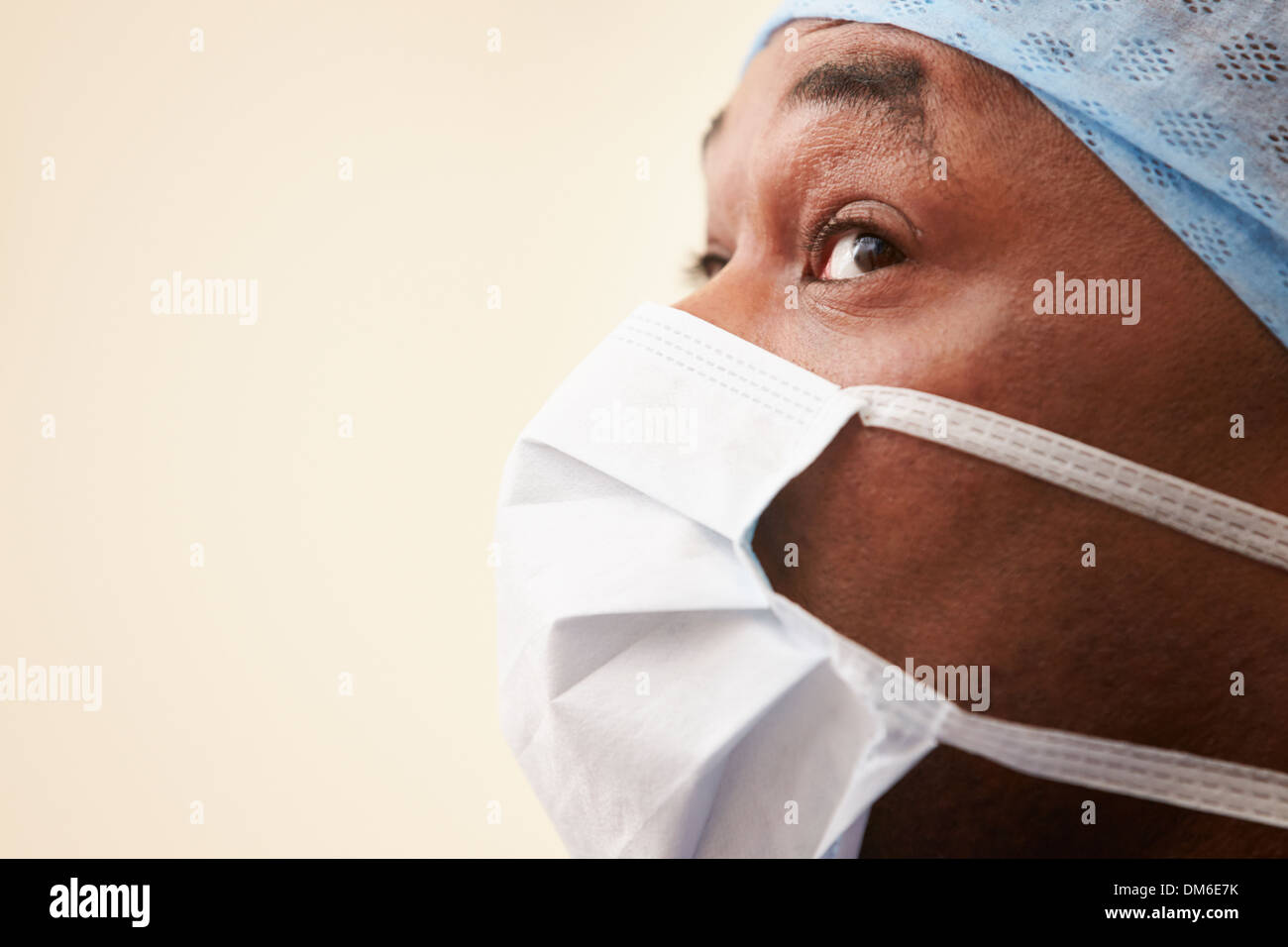 Il chirurgo in sala operatoria indossando scrubs e maschera Foto Stock