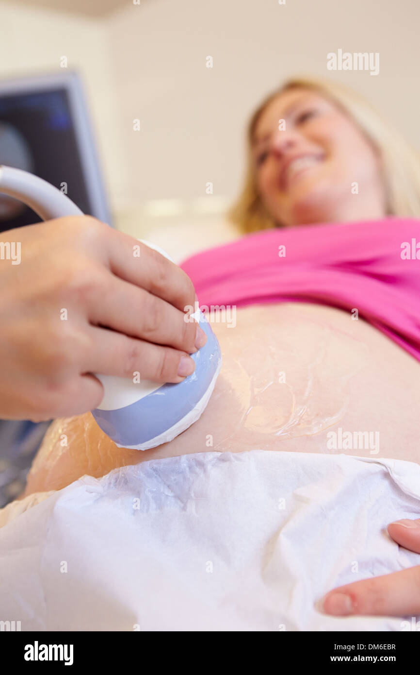 Donna incinta e avente 4D di scansione ad ultrasuoni Foto Stock