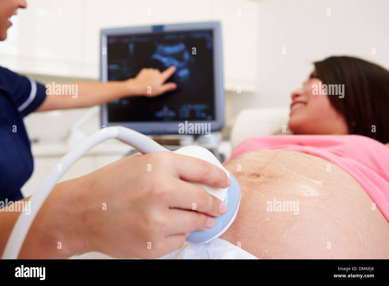 Donna incinta avente 4D di scansione ad ultrasuoni Foto Stock