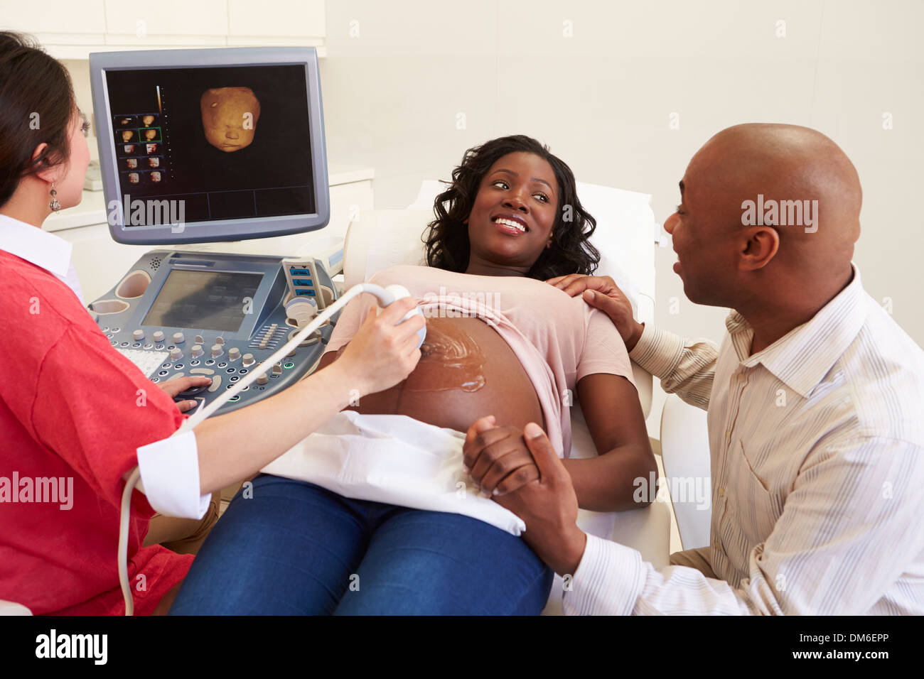 La donna incinta e il Partner avente 4D di scansione ad ultrasuoni Foto Stock