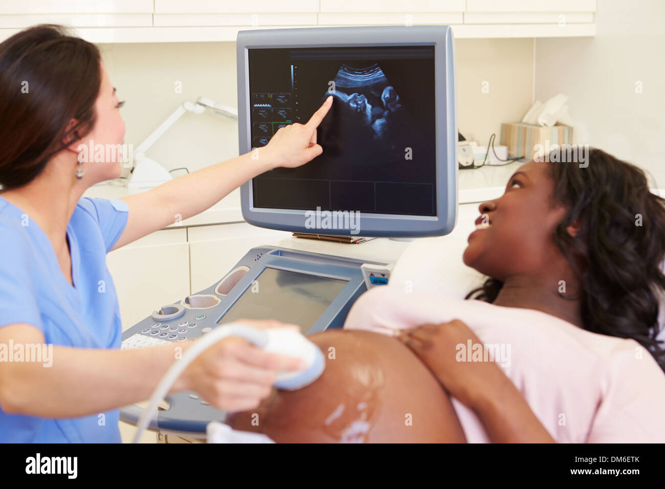 Donna incinta avente 4D di scansione ad ultrasuoni Foto Stock