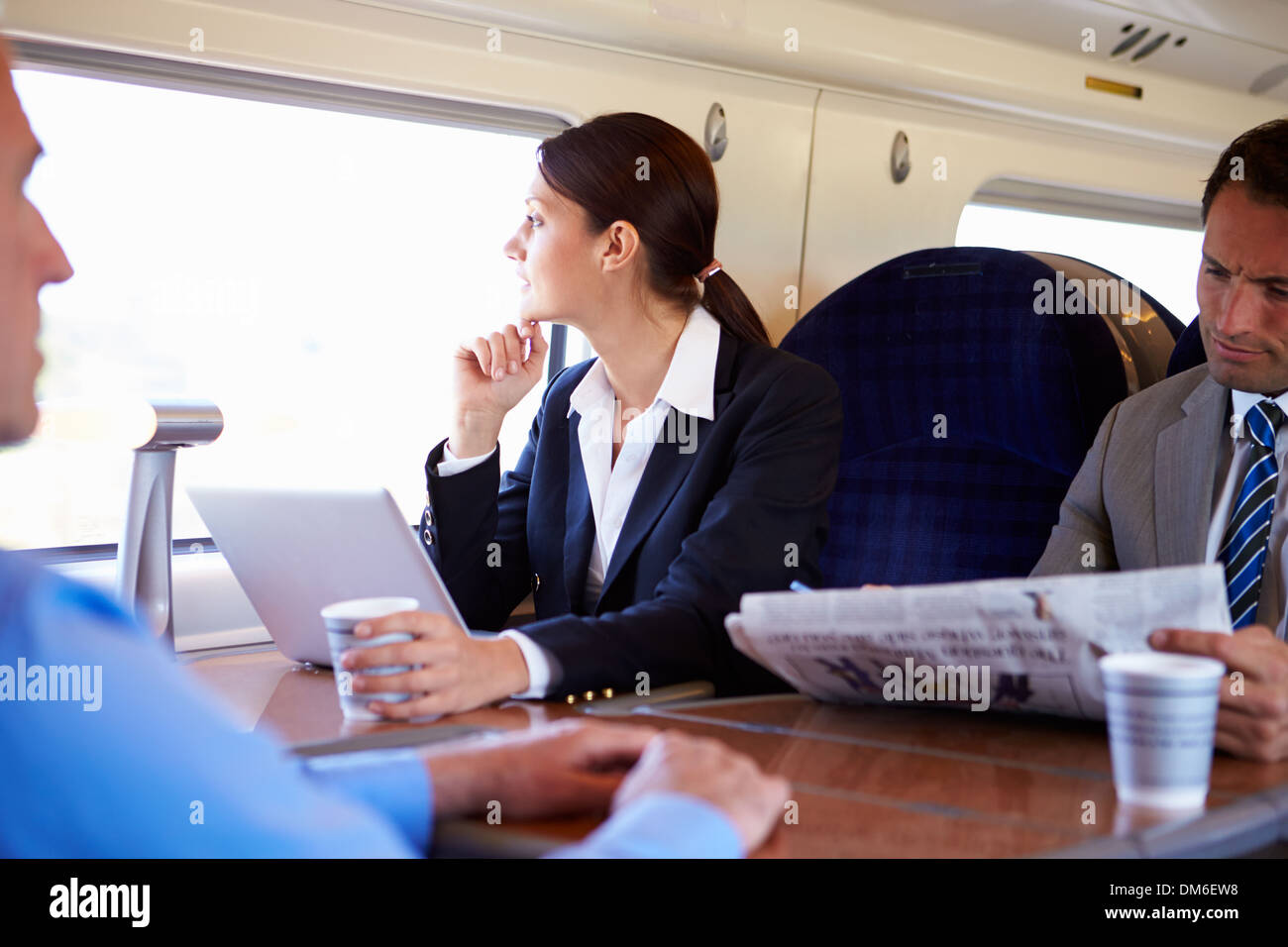 Imprenditrice pendolarismo per lavorare sul treno e utilizzando computer portatile Foto Stock