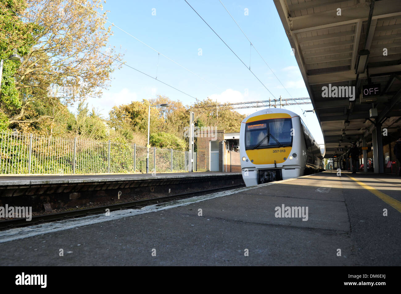 Una C2C National Express treno arriva in corrispondenza di una piattaforma a stazione Chalkwell sul percorso a Londra in Leigh on Sea Foto Stock