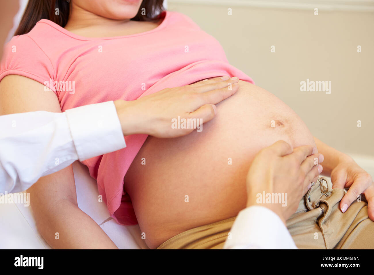 Donna incinta essendo dato Ante Natal controllare dal medico Foto Stock